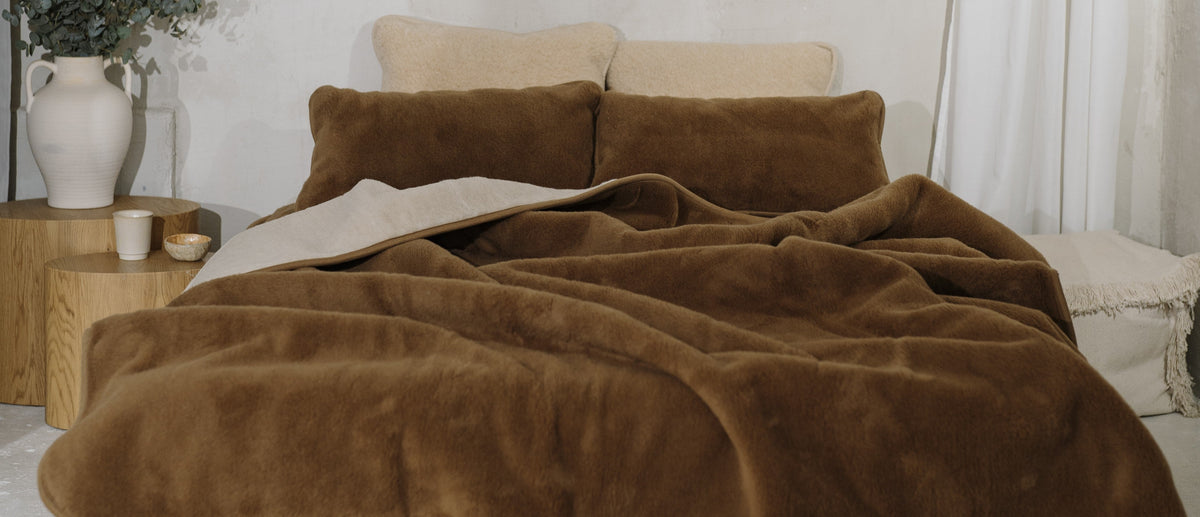 Braune Wolldecke auf einem Bett