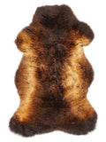 Mehrfarbiges britisches Lammfell, ca. 110 × 65 cm, von oben fotografiert: genau das Fell, das Sie erhalten